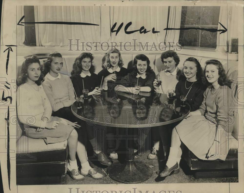 1945 Press Photo Joyce Reindl and other women from Northwestern University
