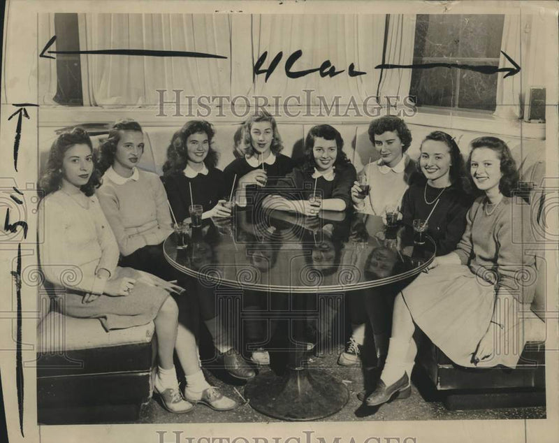 Load image into Gallery viewer, 1945 Press Photo Joyce Reindl and other women from Northwestern University
