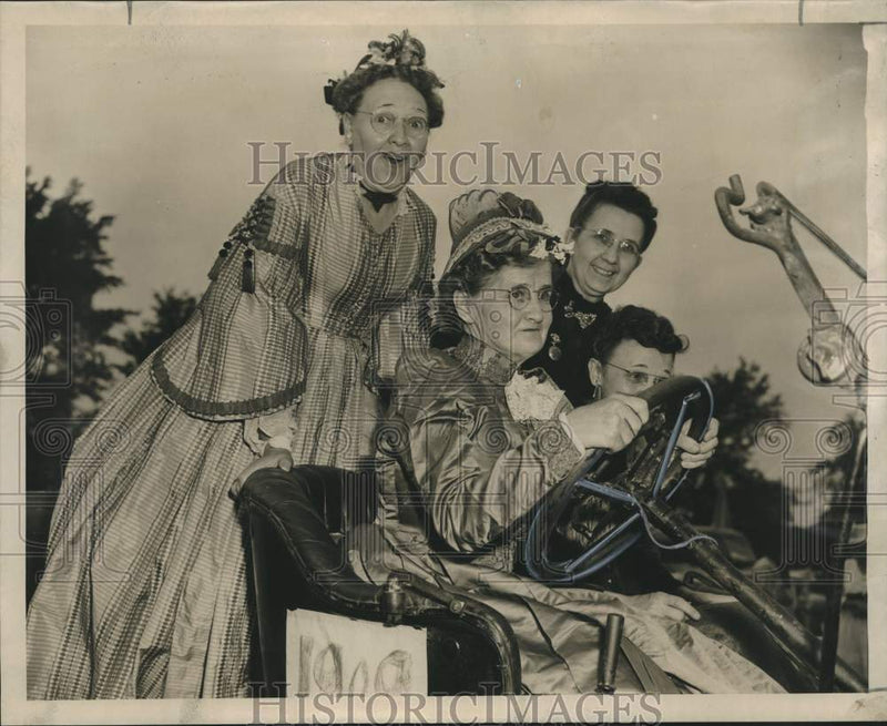 Load image into Gallery viewer, 1944 Press Photo Women gallivanting in a 1909 Cadillac Verona, Wisconsin
