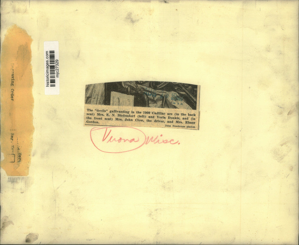 1944 Press Photo Women gallivanting in a 1909 Cadillac Verona, Wisconsin