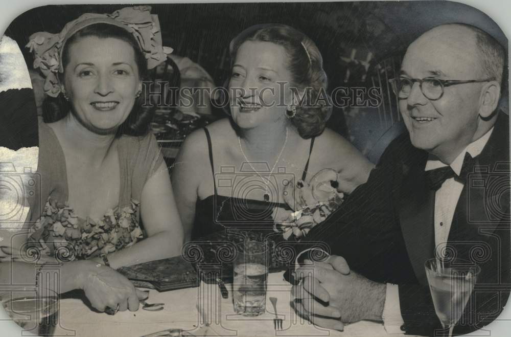 1947 Press Photo Mrs. Walter A. Teipel and others celebrate in Milwaukee.