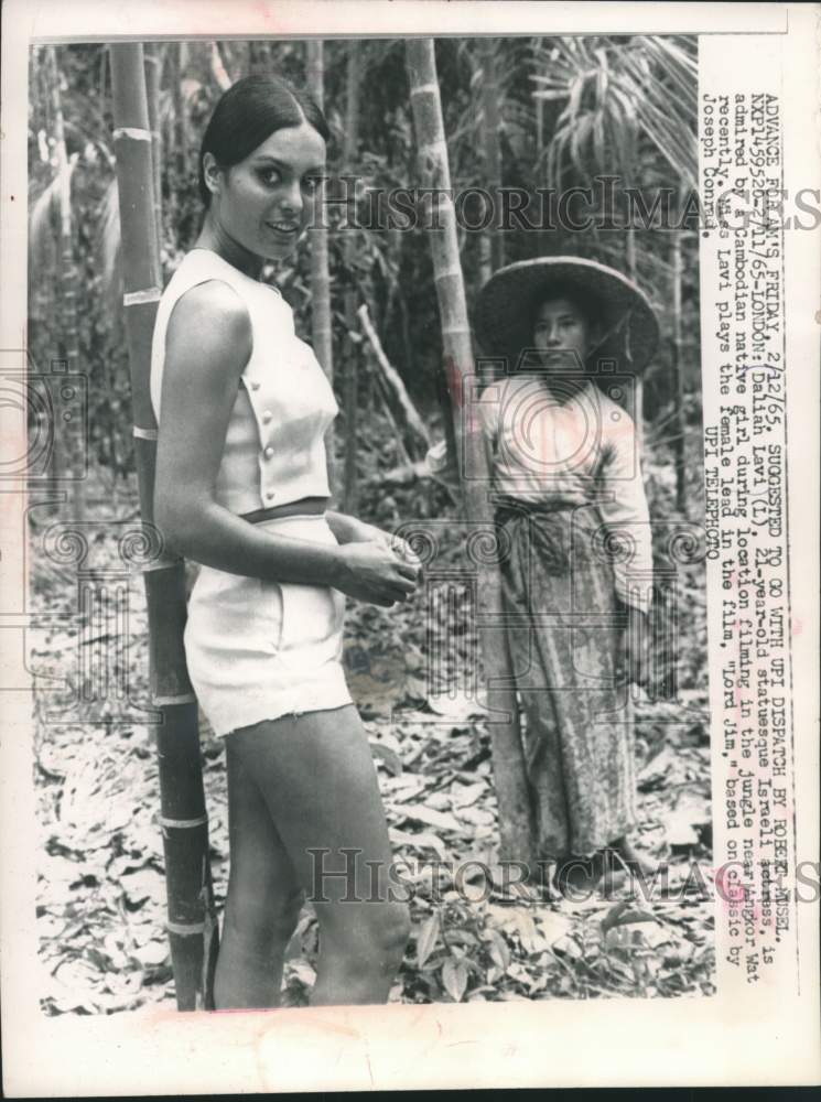 1965 Press Photo Daliah Lavi on location near Angkor Wat, filming &quot;Lord Jim&quot;.- Historic Images