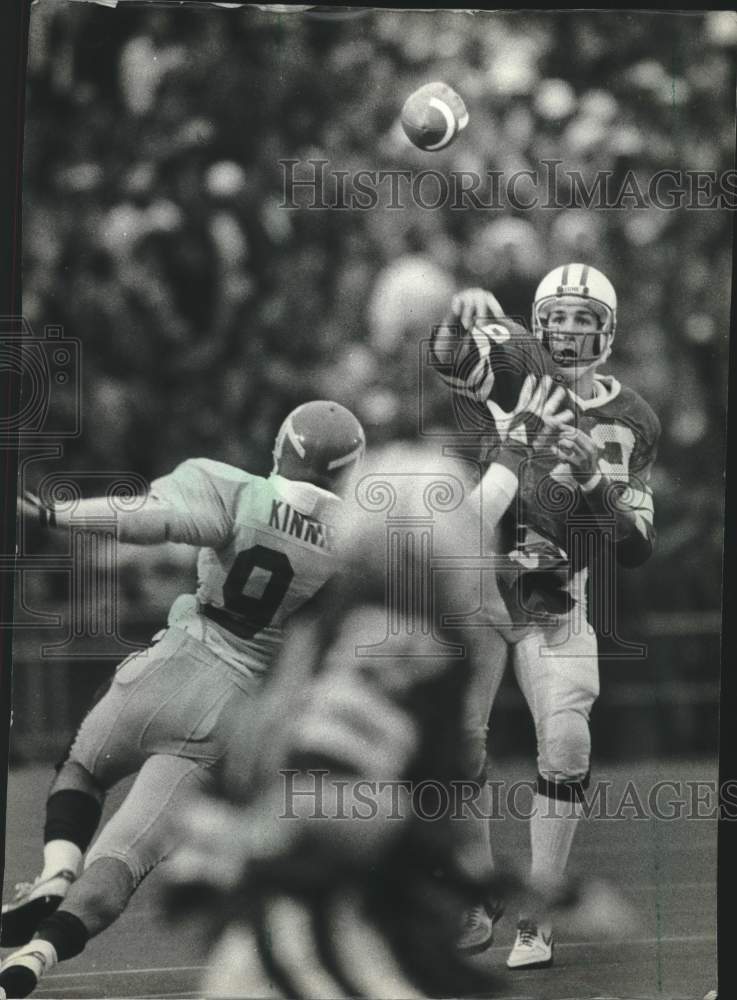 1961 Press Photo Randy Wright passes football in game against Indiana, Wisconsin- Historic Images
