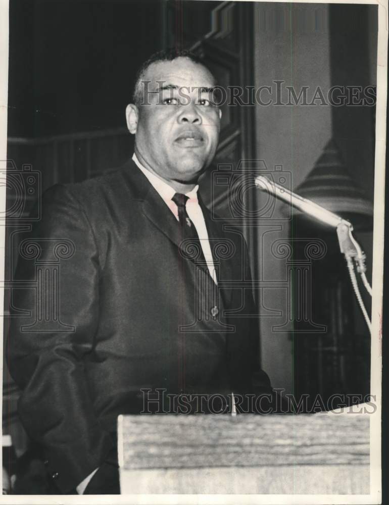 1967 Press Photo Joe Louis , former boxing champion speaking, Milwaukee