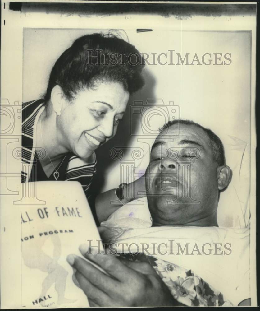 1968 Press Photo Joe Louis, with wife Martha, recovering from operation, Detroit- Historic Images