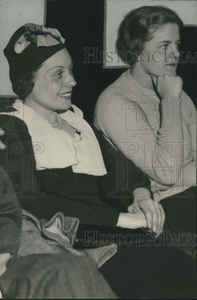 1936 Press Photo Mrs. John Stratton & Mrs. Norman Ott at a Junior League meeting