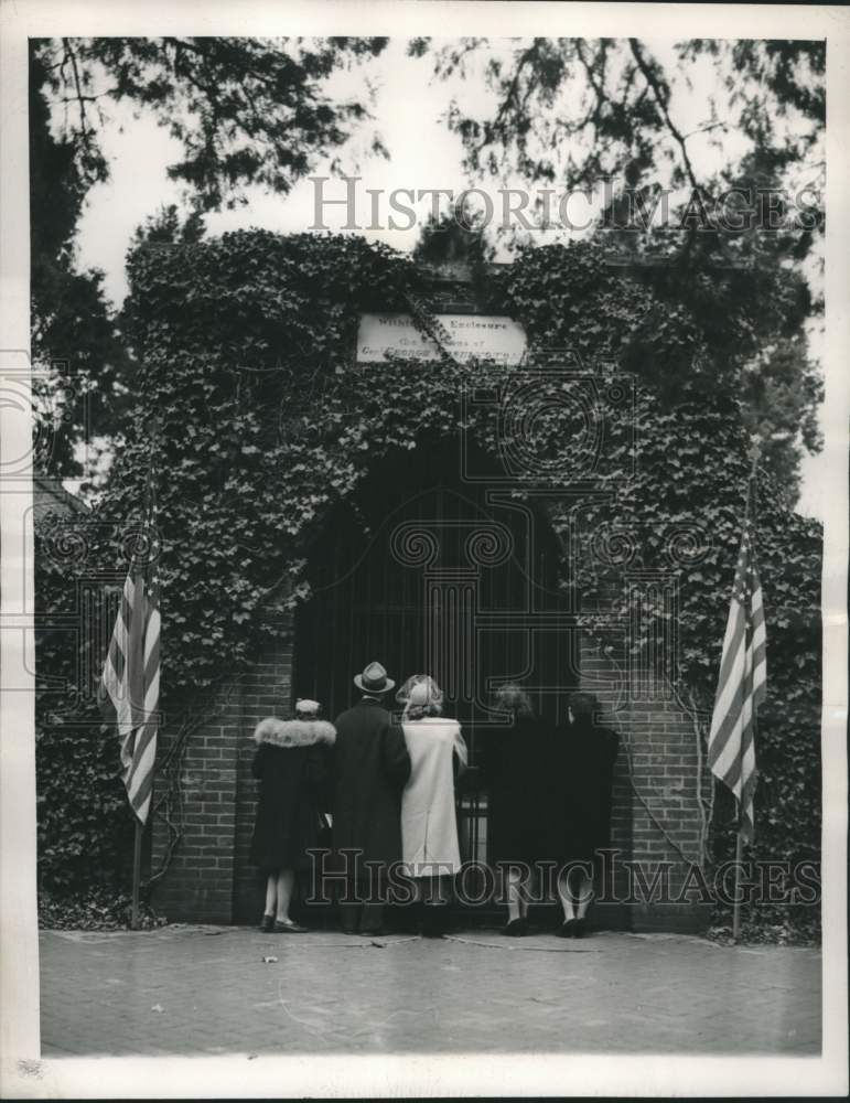 1947 Press Photo Visitors at George &amp; Martha Washington&#39;s tomb, Virginia- Historic Images
