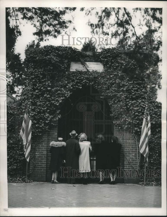 1947 Press Photo Visitors at George & Martha Washington's tomb, Virginia- Historic Images
