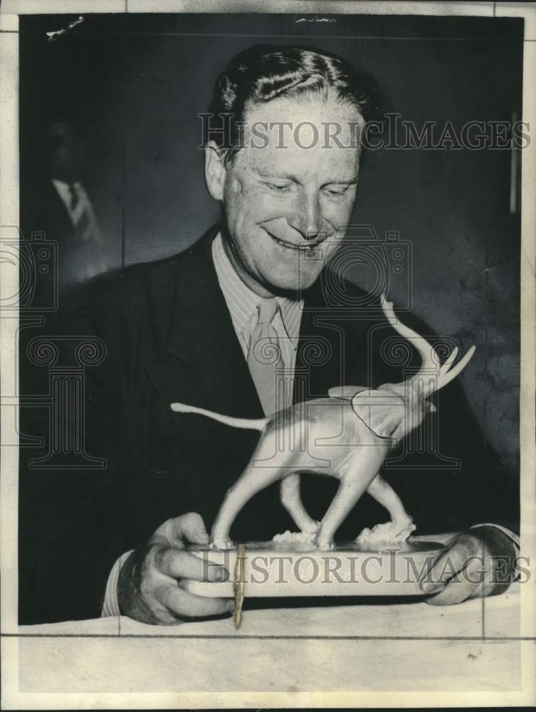 1938 Press Photo John D. M. Hamilton admires republican elephant in Chicago