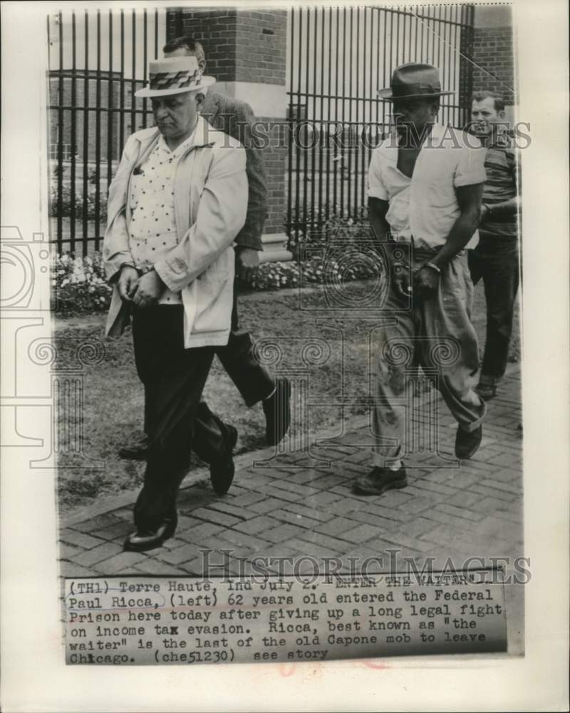 1959 Press Photo Paul Rica and others enter Federal Prision in Indiana- Historic Images