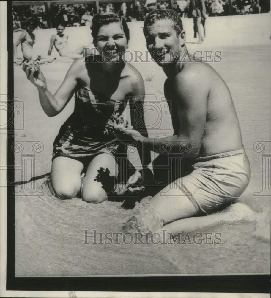 1952 Press Photo Al Rosen, Cleveland Indians, and Wife Terry, Acapulco, Mexico- Historic Images