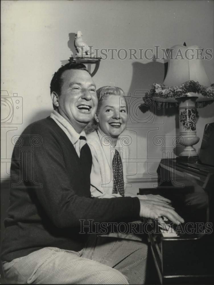 1950 Press Photo Singer Phil and wife Alice Harris at the piano- Historic Images