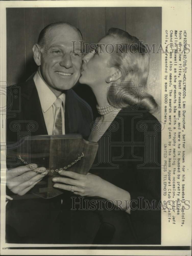 1957 Press Photo Actress Marilyn Maxwell kissing baseball manager Leo Durocher