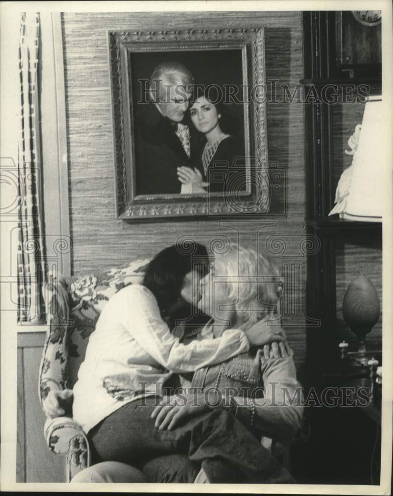 1974 Press Photo Singer Charlie Rich enjoys an informal smooch - mjc27719- Historic Images