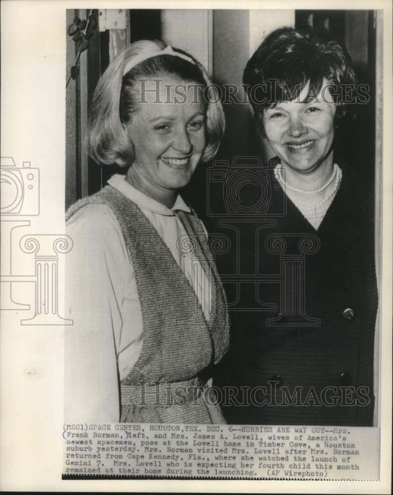 1965 Press Photo Mrs. Frank Borman and Mrs. James A. Lovell, Astronaut's Wives