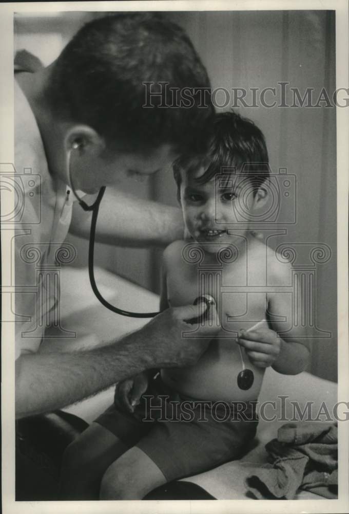 1970 Press Photo Dr. Chris Geppert, Valentino Casas, Guadalupe Health Center