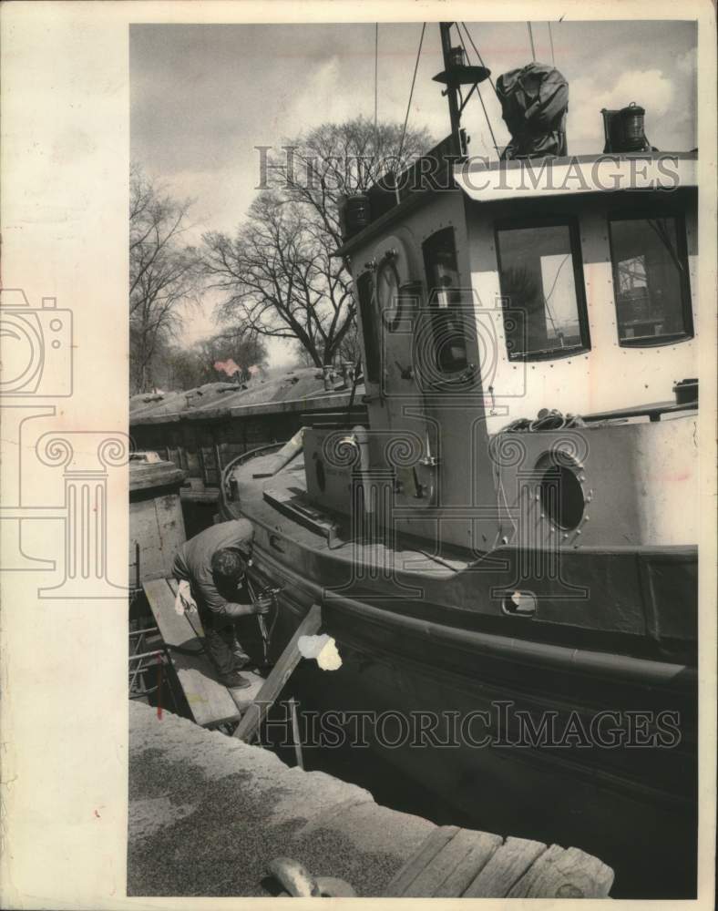 1964 Press Photo Tug boat Escanaba gets refurbished by Donald Bohm near Kaukauna- Historic Images