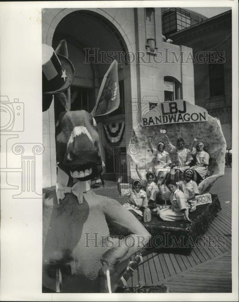 1964 Press Photo Wisconsin youth delegate float at Democratic Convention- Historic Images