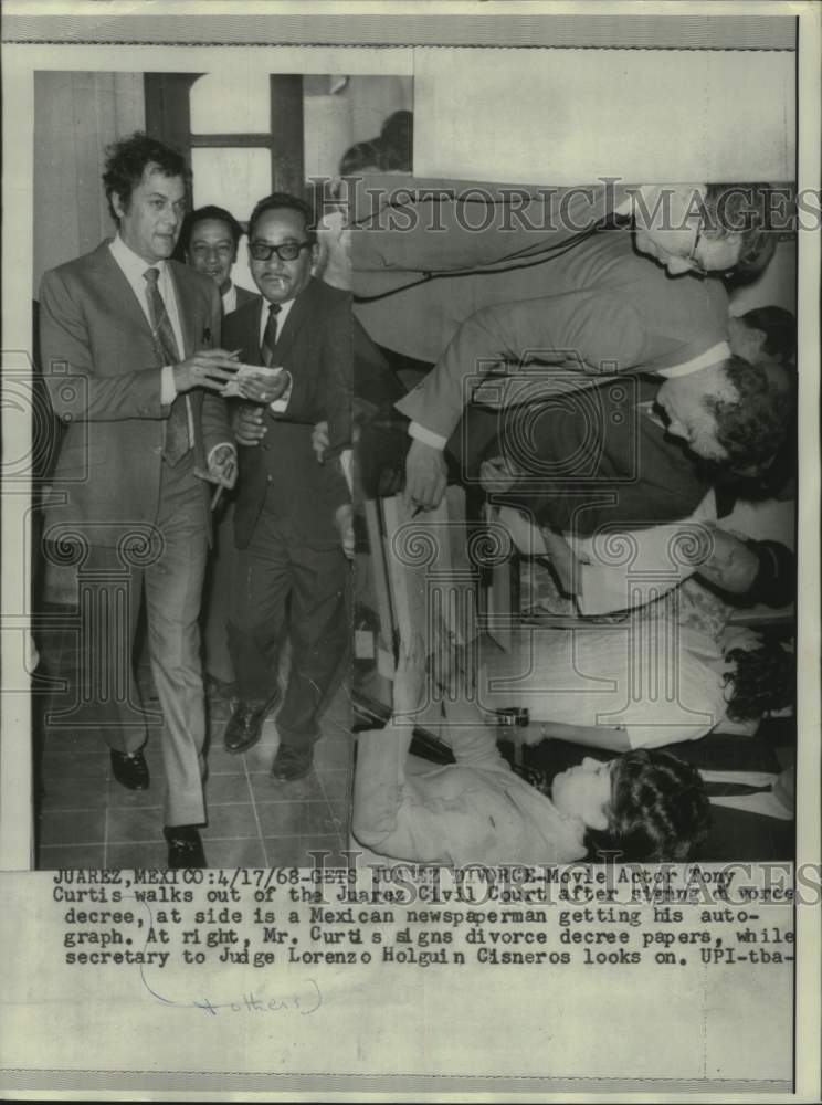 1969 Press Photo Actor Tony Cutis &amp; others at Juarez Civic Court, Mexico- Historic Images