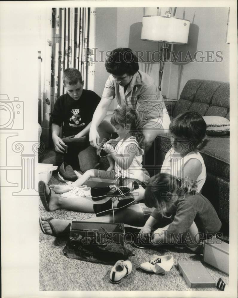 1962 Press Photo Lew Burdette's family trying on shoes, Milwaukee - mjc27873