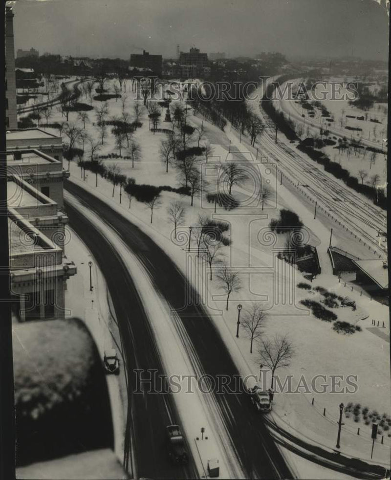 Load image into Gallery viewer, 1939 Press Photo Winter view from top of the Elks Club, Milwaukee, Wisconsin
