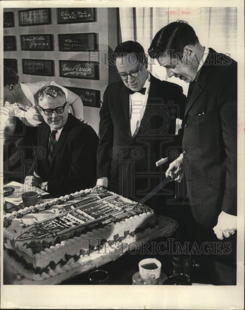 Load image into Gallery viewer, 1965 Press Photo Mayor Maier and others cut cake for Milwaukee's 119th birthday
