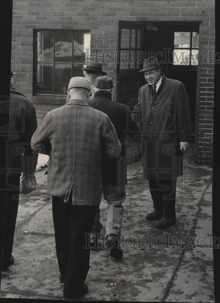 1960 Press Photo Henry Maier and other International Harvester Company Milwaukee
