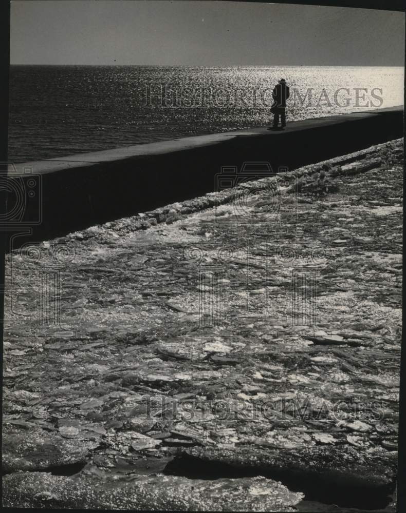 1953 Press Photo Vernon W. Krueger along breakwater on Lake Michigan, Wisconsin
