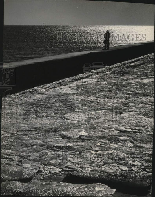 1953 Press Photo Vernon W. Krueger along breakwater on Lake Michigan, Wisconsin