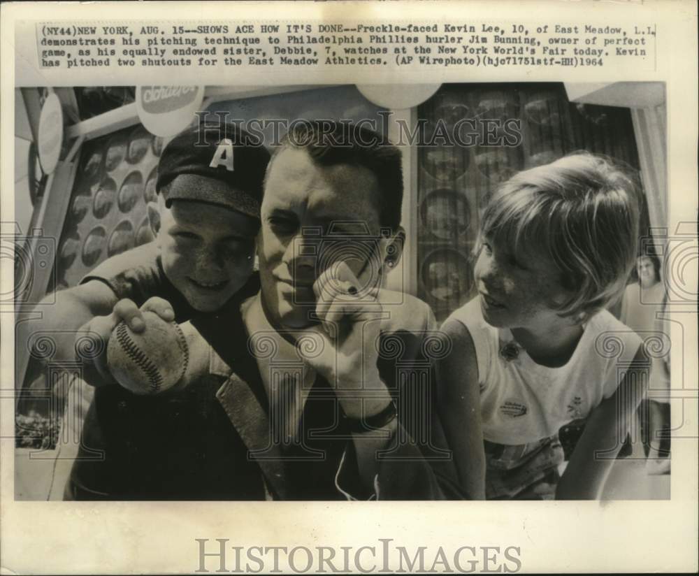 1964 Press Photo Jim Bunning and kids at World&#39;s fair in New York - mjc28025- Historic Images