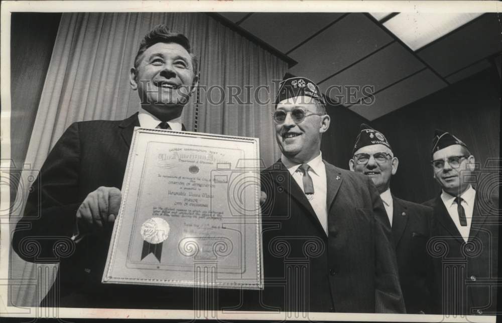 1968 Press Photo Mayor Maier with an award & American Legion members