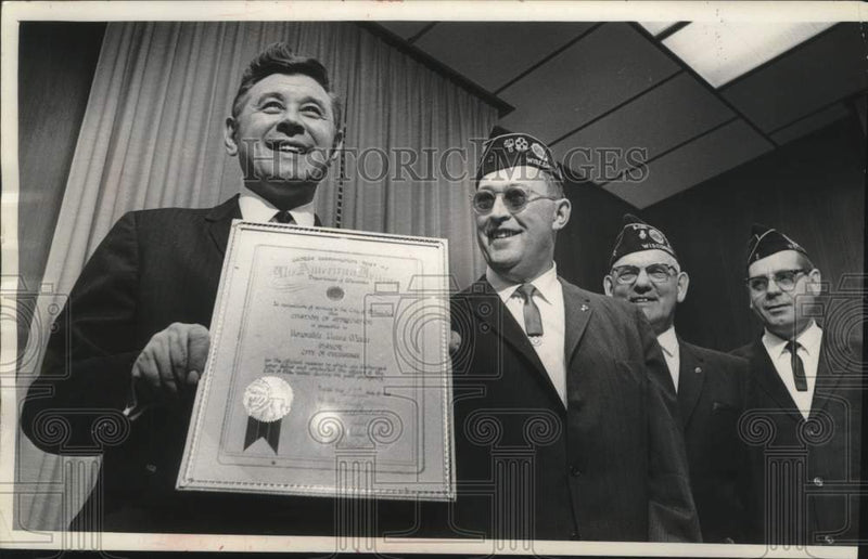 Load image into Gallery viewer, 1968 Press Photo Mayor Maier with an award &amp; American Legion members
