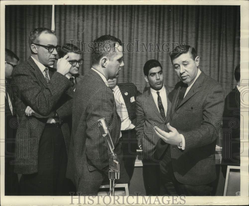 1968 Press Photo Henry Maier and Sigma Delta Chi members discuss election, Ohio- Historic Images