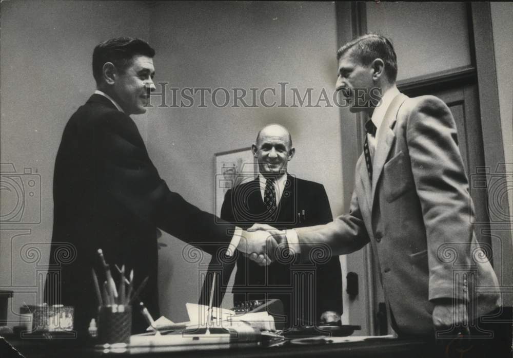1960 Press Photo Mayor Maier and a taxpayer shake hands in City Hall, Milwaukee- Historic Images