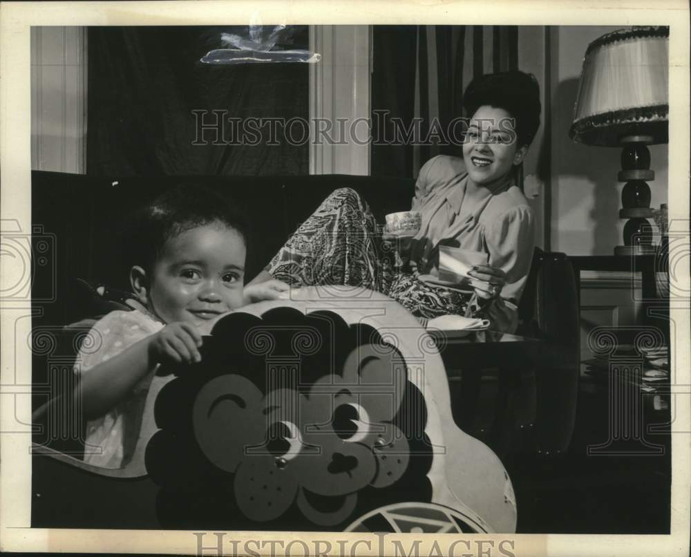 1944 Press Photo Mrs. Joe Lewis and daughter Jacqueline at home - mjc28146- Historic Images