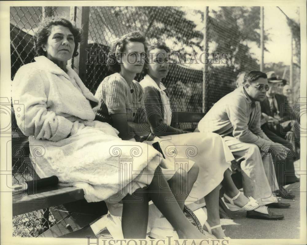 1940 Press Photo Ladies and gents sitting along a bench - mjc28158