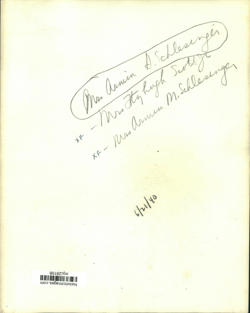 1940 Press Photo Ladies and gents sitting along a bench - mjc28158