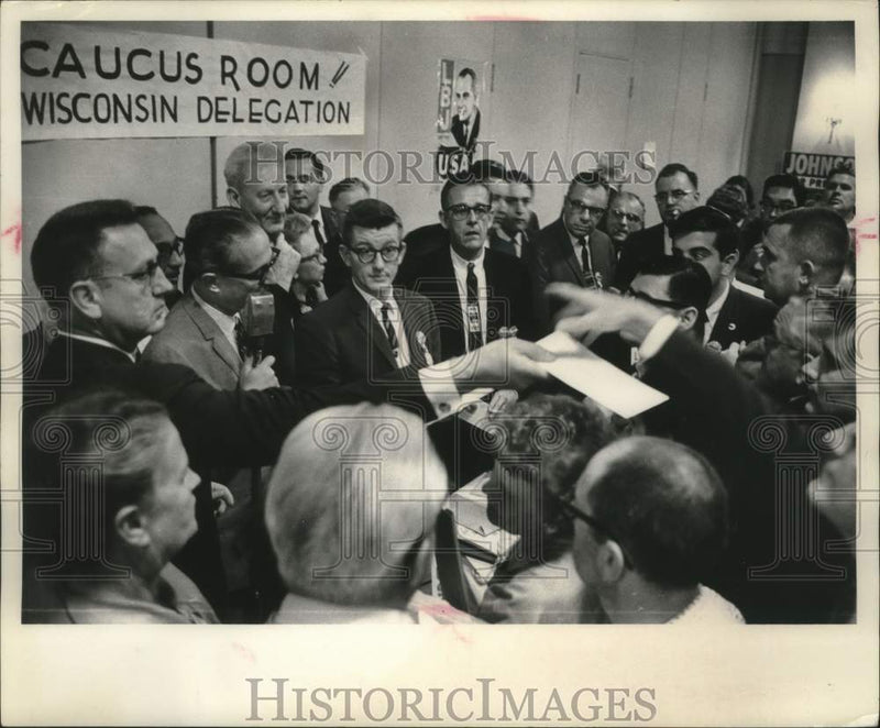 Load image into Gallery viewer, 1964 Press Photo Wisconsin delegates gather before start Democratic convention

