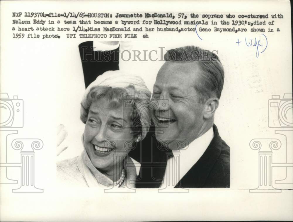 1959 Press Photo Couple Jeannette Mac Donald and Gene Raymond wave- Historic Images