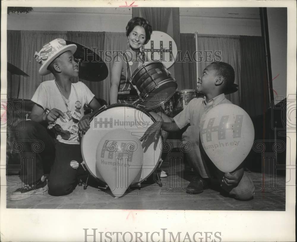 1968 Press Photo Carol Pilas &amp; others at A Cabaret Called Hubaret, Chicago- Historic Images