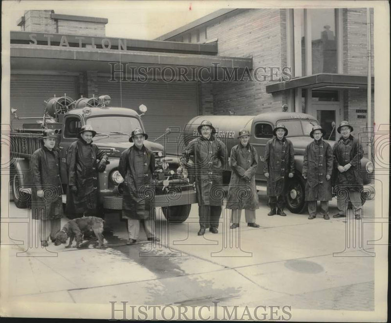 Load image into Gallery viewer, 1954 Press Photo Erv Edward's Rural Fire Fighters outside Sparta fire station.
