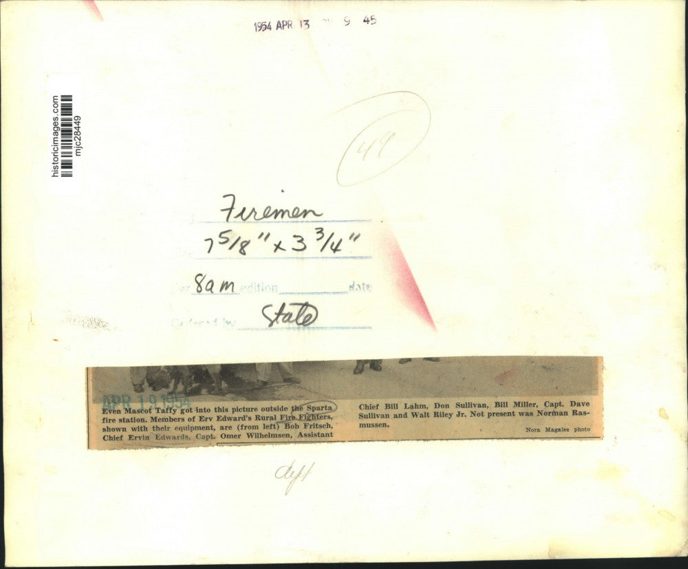 1954 Press Photo Erv Edward's Rural Fire Fighters outside Sparta fire station.