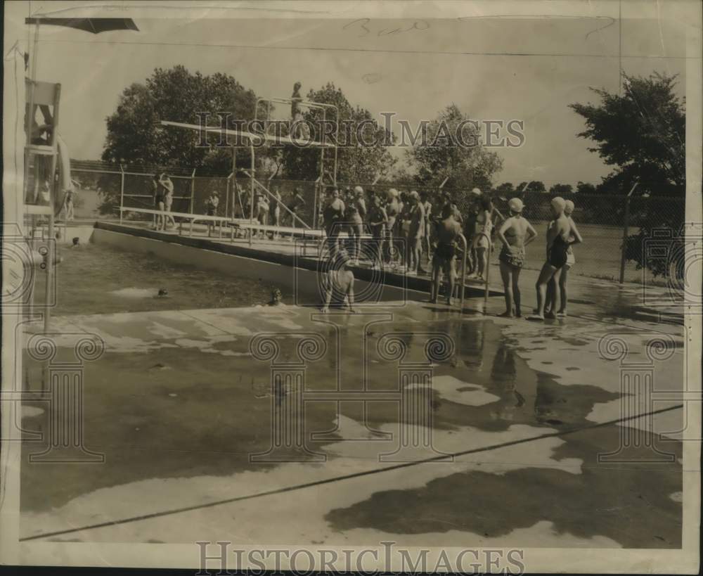 1947 Press Photo Youngsters jam community pool on opening day in Sparta.- Historic Images