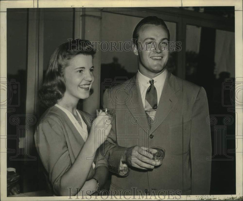 Load image into Gallery viewer, 1941 Press Photo Miss Phyllis Grove and Mr. Sidney Slocum at a recent wedding.
