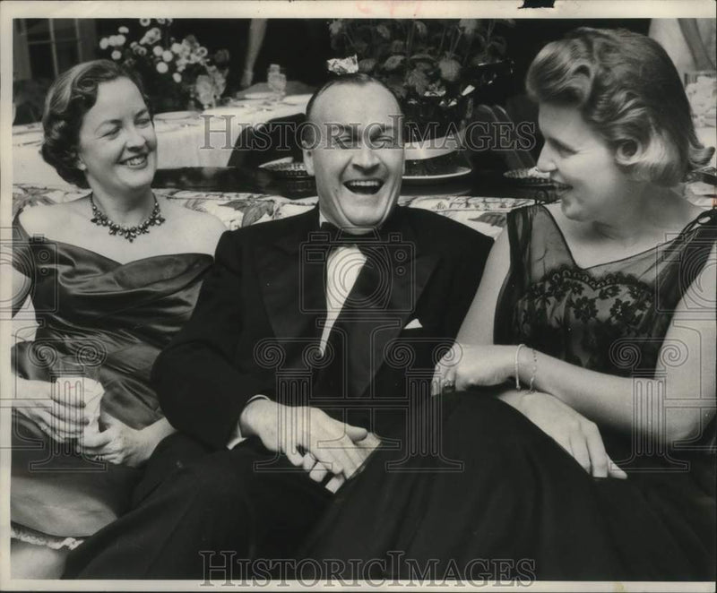 Load image into Gallery viewer, 1959 Press Photo Sidney Slocum and others laugh during intermission, Milwaukee.
