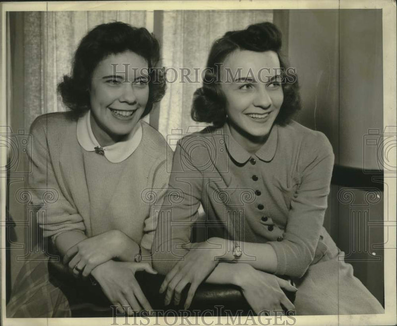 Load image into Gallery viewer, 1941 Press Photo Mickey Roethke and Nancy Cooper are juniors at Hollins college.
