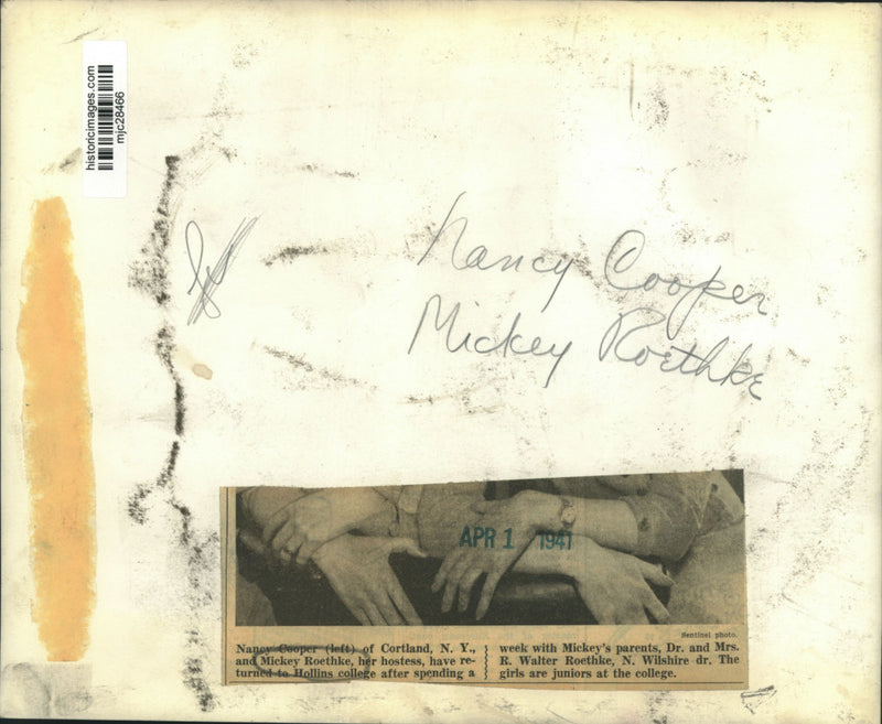Load image into Gallery viewer, 1941 Press Photo Mickey Roethke and Nancy Cooper are juniors at Hollins college.
