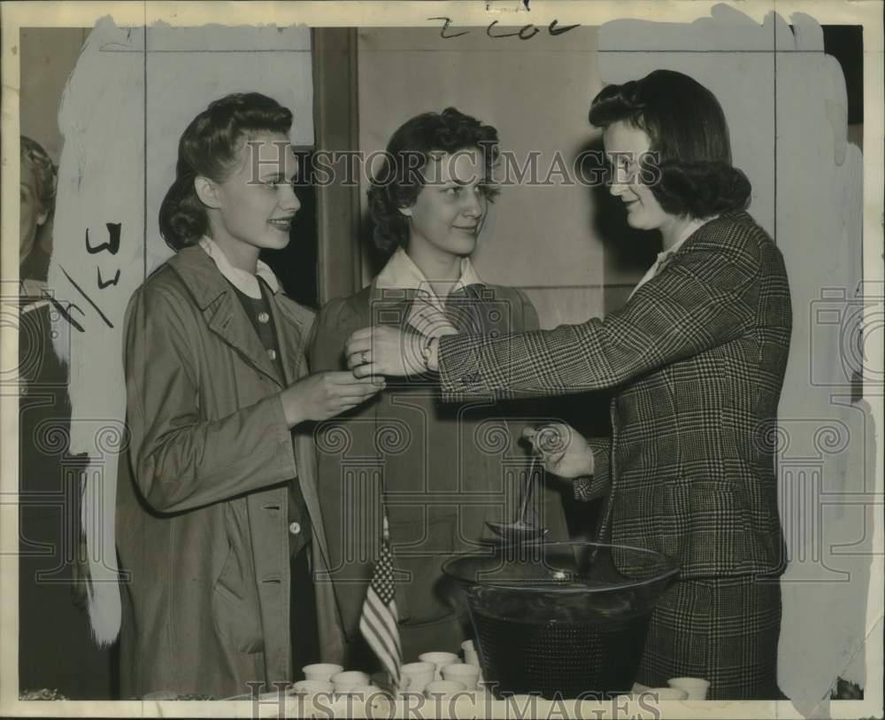 1945 Press Photo Mrs. Carlton Wilson and other student nurses, OCD, Oconomowoc.- Historic Images