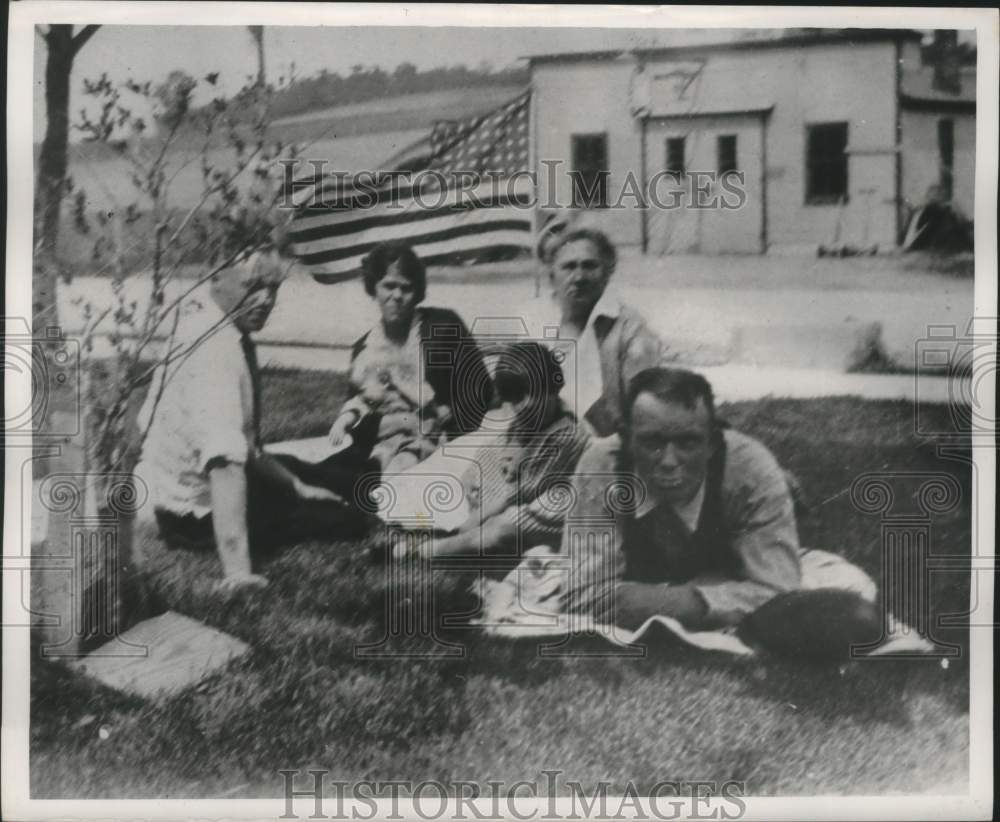 1956 Press Photo Ruth Simmons when a small child and her family - mjc28480