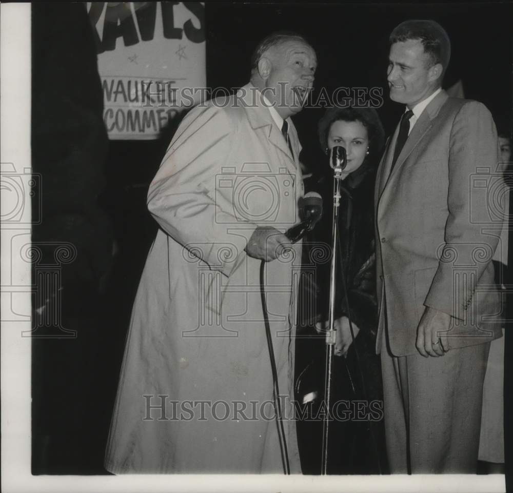 1956 Press Photo Pitcher Lew Burette with wife and Ray Weisbord, Milwaukee- Historic Images